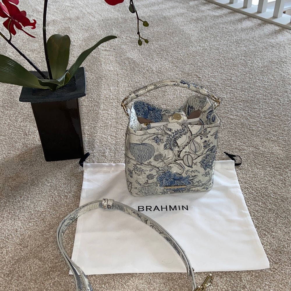 Brahmin bucket bag, excellent condition!! 5” wide,  8” deep, 8” long